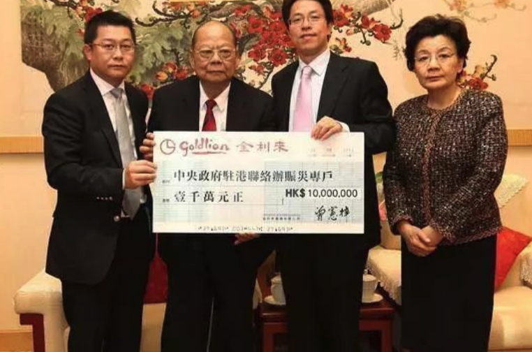 为了商用,曾宪梓曾在九十年代买了一台劳斯莱斯银刺,他的粤a88888车牌