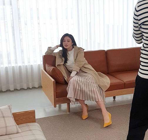 金泰熙产后复出,西装大胆配"透光裙",等的就是亮闪光灯这一刻