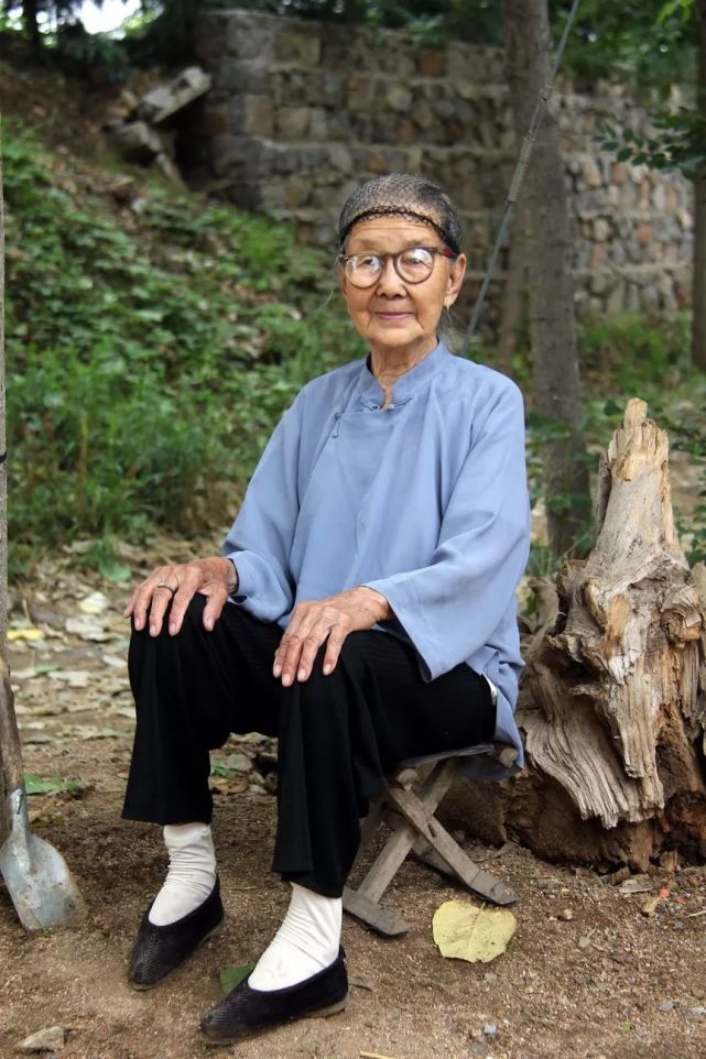 乡村纪事:她在村口苦等丈夫60年,却带着遗憾离世