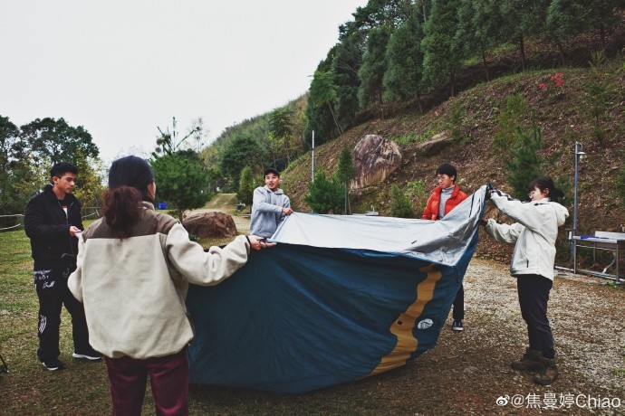 明星跑到山顶搭帐篷搞聚会,网友:祝你平安