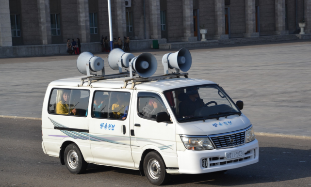 朝鮮見聞:街頭標語隨處可見,麵包車車頂掛喇叭