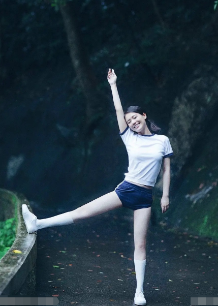 马思纯18岁校服照被扒颜值不是重点看到腿直男瞬间沸腾