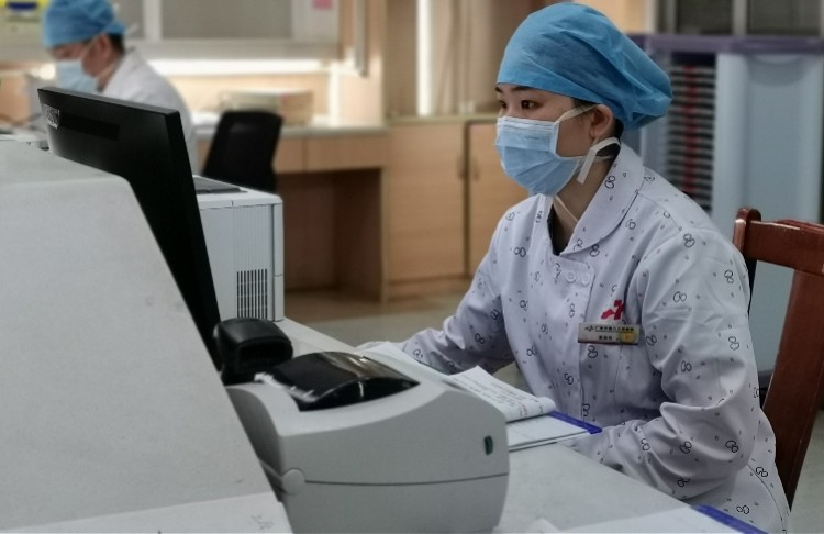 收起嫁衣广州护士走进隔离病区18天没回家