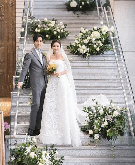 弟弟李莞也是一名演员,曾经和姐姐金泰熙一起出演了《天国的阶梯》