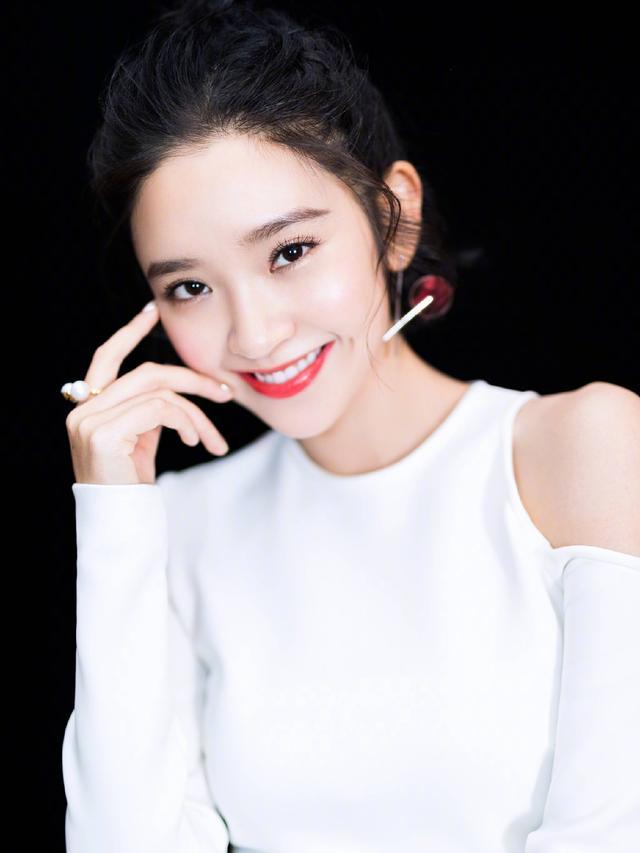 小酒窝真的是甜美和可爱风的象征.唐艺昕就是一个特别好的例子.