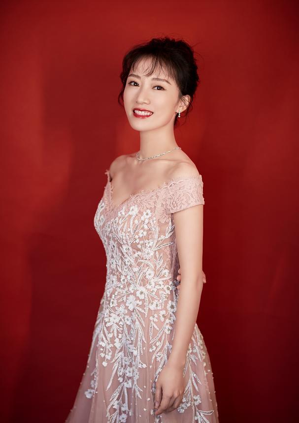 阔太李念身材真好,穿淡粉色一字肩连衣裙凹造型,尤物身材好性感