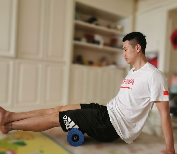 周鹏和娇妻做平板支撑!两人同频率撒狗粮,翟晓川泡沫轴滚动放松