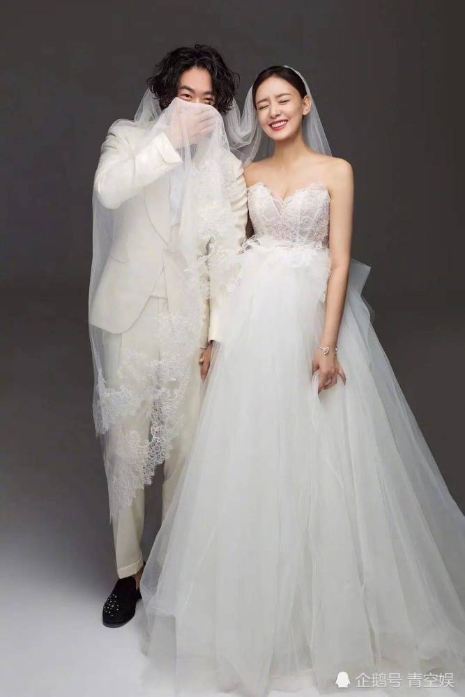 周奇奇本来也是学音乐出身,刚出道的时候还发过单曲,成绩不理想才走上