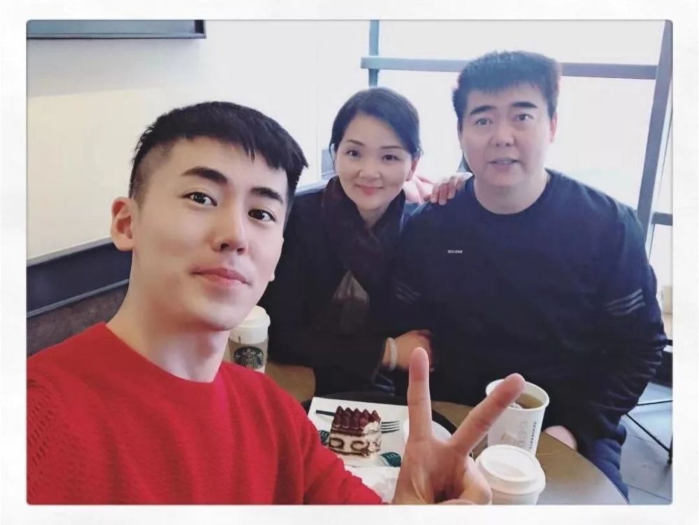 执行此次包机任务的厦航乘务员何松凌来自湖北武汉,他的父亲是武汉市