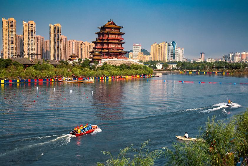 波浪有痕,潭府清澄浮日月;登高楼欲穷千里,河山无恙,钓台烟雨证沧桑