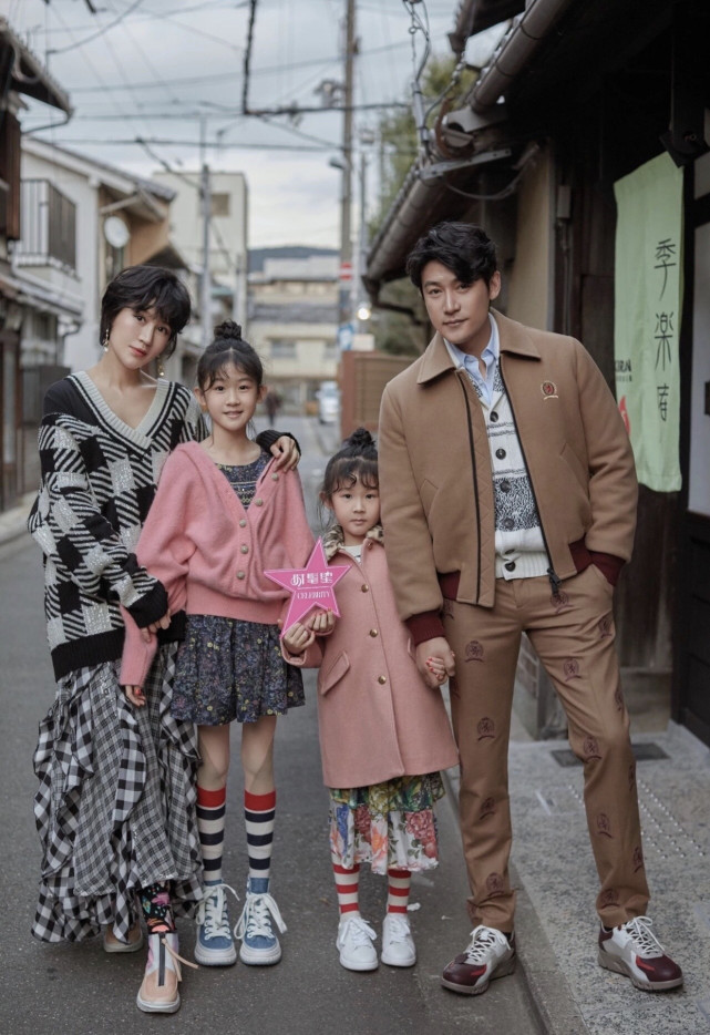 陆毅一家四口合体秀腿,两女儿像双胞胎,11岁贝儿身高到爸爸肩膀