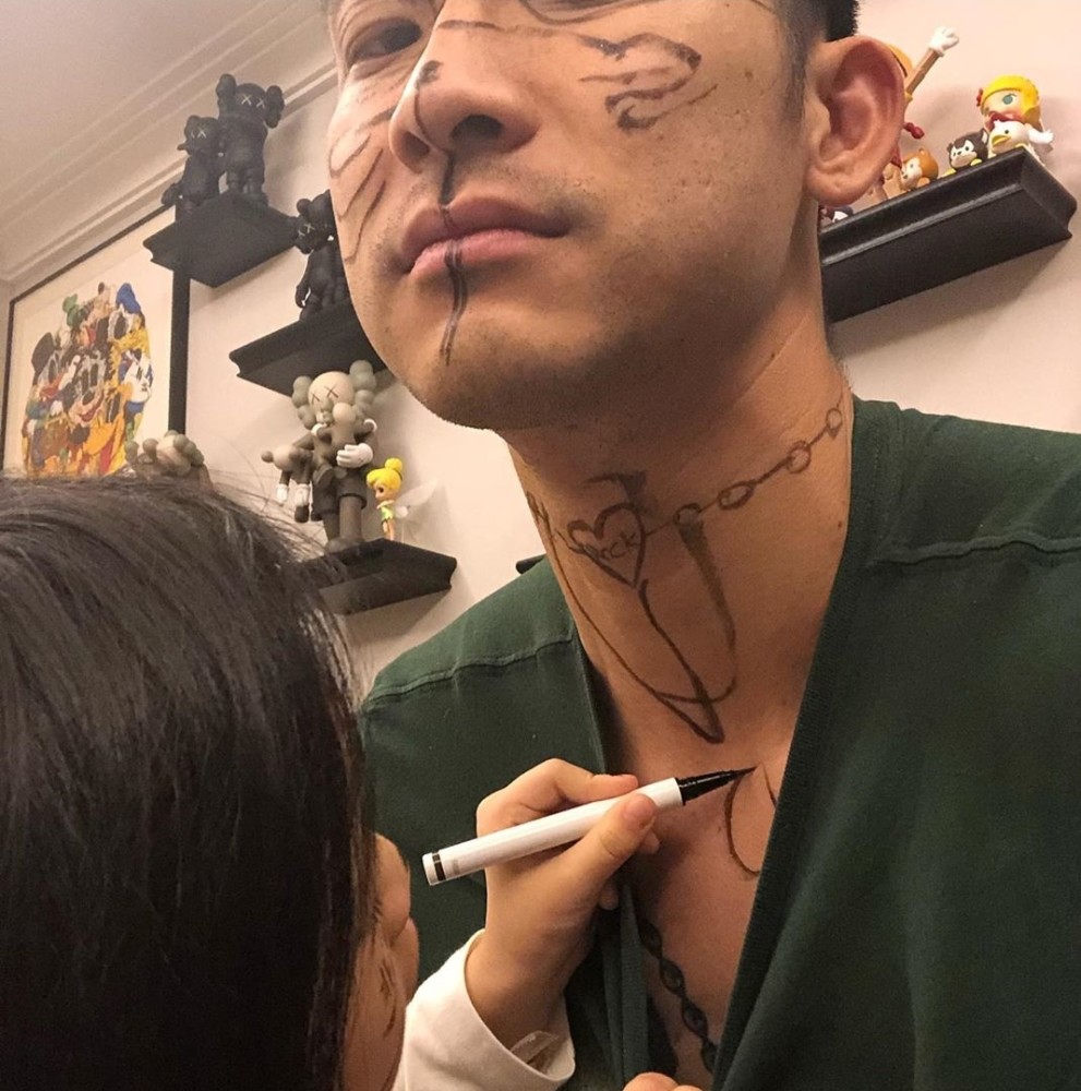 女儿用黑色画笔在他额头上画上了一个"王"字,不仅如此,还在爸爸眼睛上