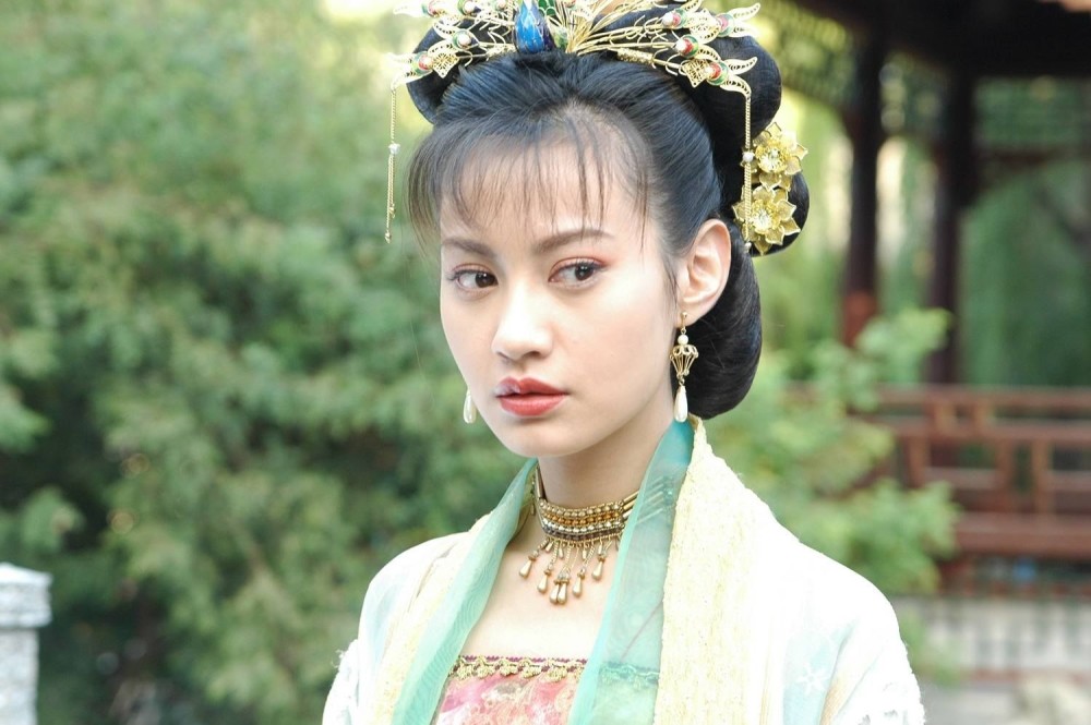 杨雪私服真随性,连帽衫配氛围刘海娟秀可儿,39岁素颜皮肤白又嫩