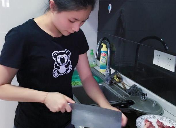 参观何姿如今住的豪宅,墙壁都是小碎花墙纸,秦凯把她当公主宠了