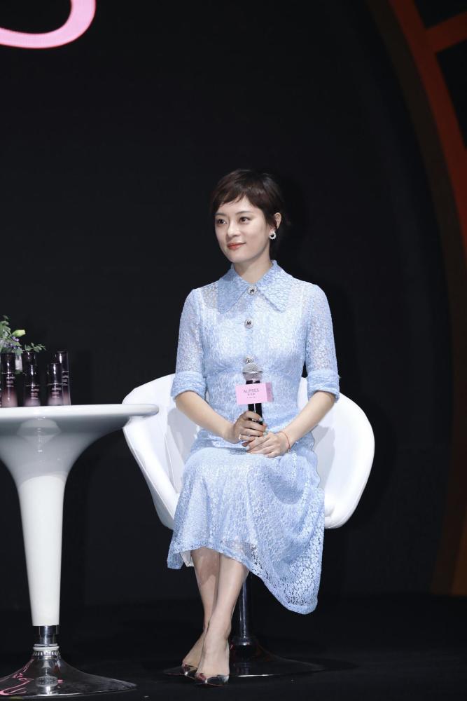 孙俪真的太会穿!白色衬衫搭配黑色长裤简约利落,知性干练