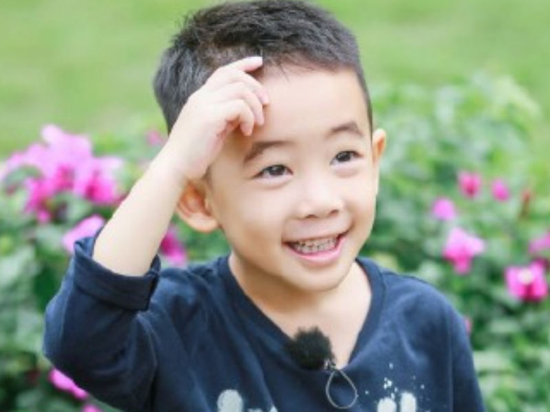 有种"整容式"长大叫陈小春儿子,小时候是小甜椒,长大后成酷盖!