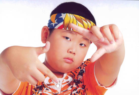 石小龙是美琪美雪的同学,也是她们的好朋友,虽然在剧