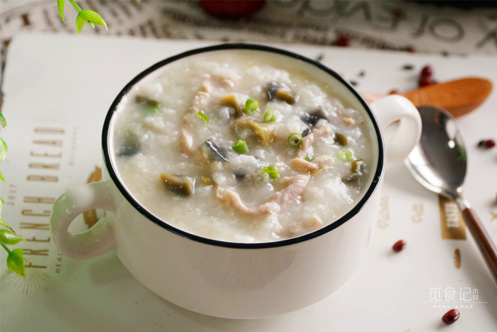 做皮蛋瘦肉粥就用此方法来煲粥又香又滑学会都能开店了