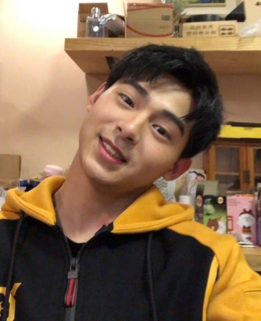 外挂遇到都怕,xqf伞兵极限反杀外挂玩家,这就是职业选手的实力