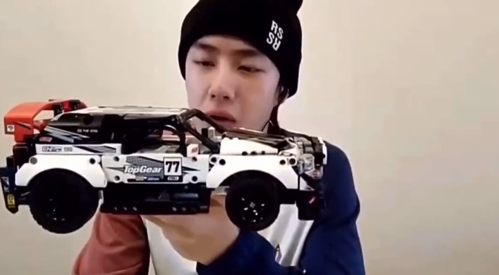 王一博宅在家里拼乐高,展示车模说话破音,粉丝笑出鼻涕泡_腾讯新闻