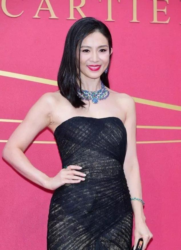 45岁杨采妮果然是不老女神大波浪卷发搭配蓝色连衣裙减龄时髦