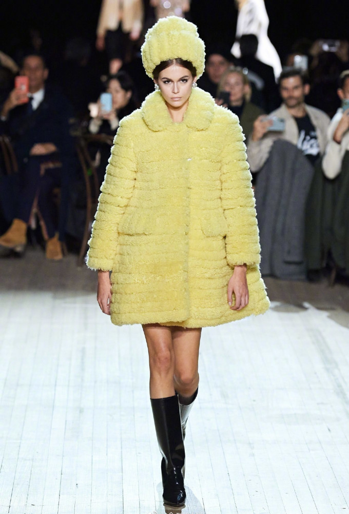 超模kaia gerber秀场造型大集合,19岁凯雅千百变,唯气质不变