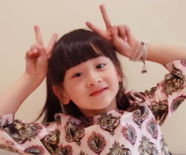 森碟和妈妈叶一茜一起朗诵,为武汉加油,这