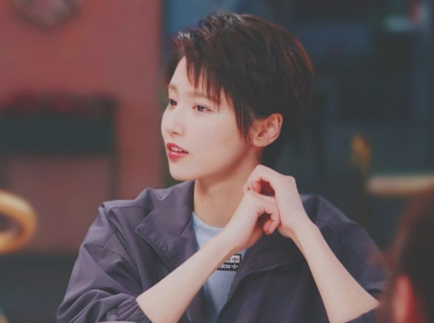 诸葛大力穿"宽版背心"试头套,看到她自嘲的笑容,仿佛心都被融化了