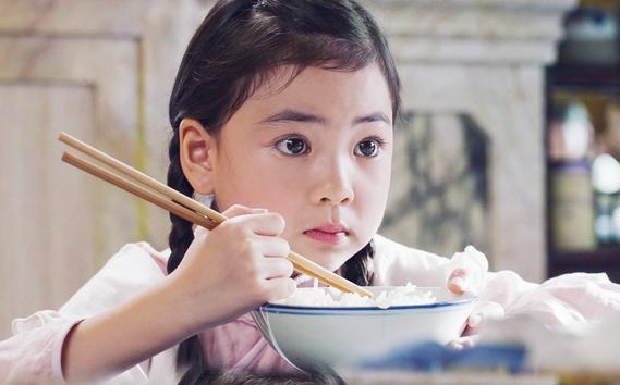 在《烈火如歌》中,张铭灿出演了小如歌,因为这一角被关注,除此之外