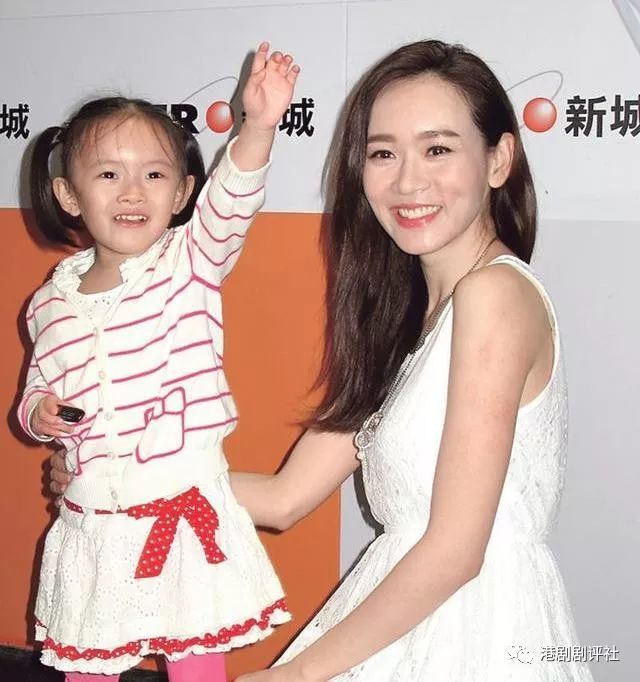 41岁的tvb前港姐冠军杨思琦,2012年未婚诞下女儿杨卓颖,现在女儿已7岁