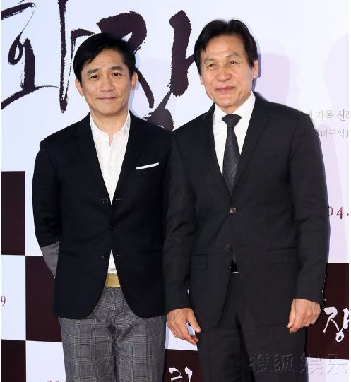 这是因为安圣基有点长老了的梁朝伟的模样,而且他们都被誉为"国民影帝