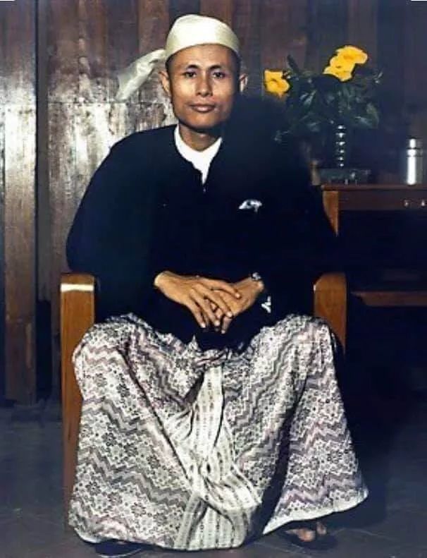 人美心善缅甸姑娘在昂山将军诞辰107周年之际给路人送饼和煮豆子