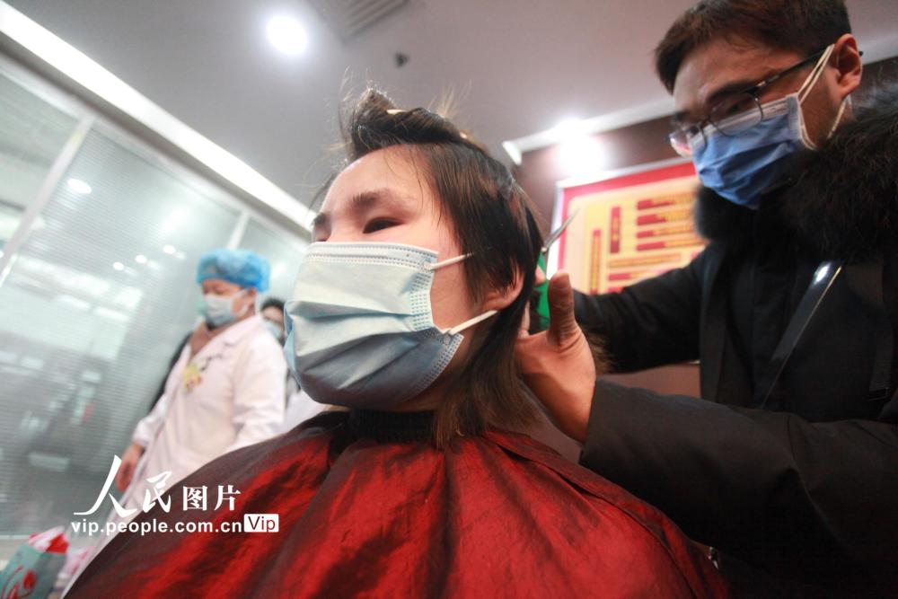 为了降低感染风险,即将投入抗疫一线的40名医护人员剪短头发,以更好