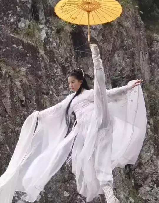 明星"一字马"大pk,杨洋的轻松,刘亦菲仙气,看到一博:可怜的娃