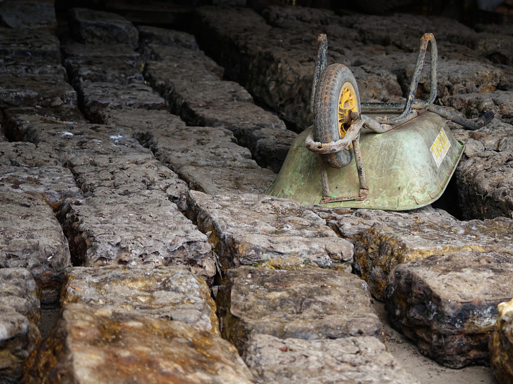 印度尼西亚南苏门答腊省,工人们在整理晒干的橡胶