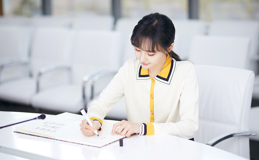 29岁郑爽真是不得了!穿学生装又纯又水灵,一看就是乖学生