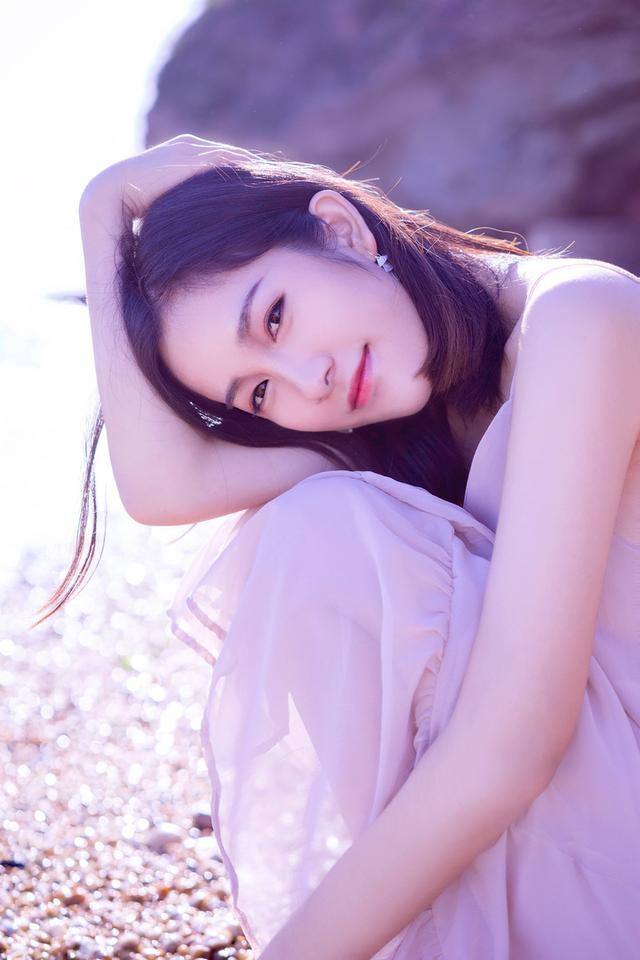 轻熟女孩的沙滩写真,光影柔美细腻动人