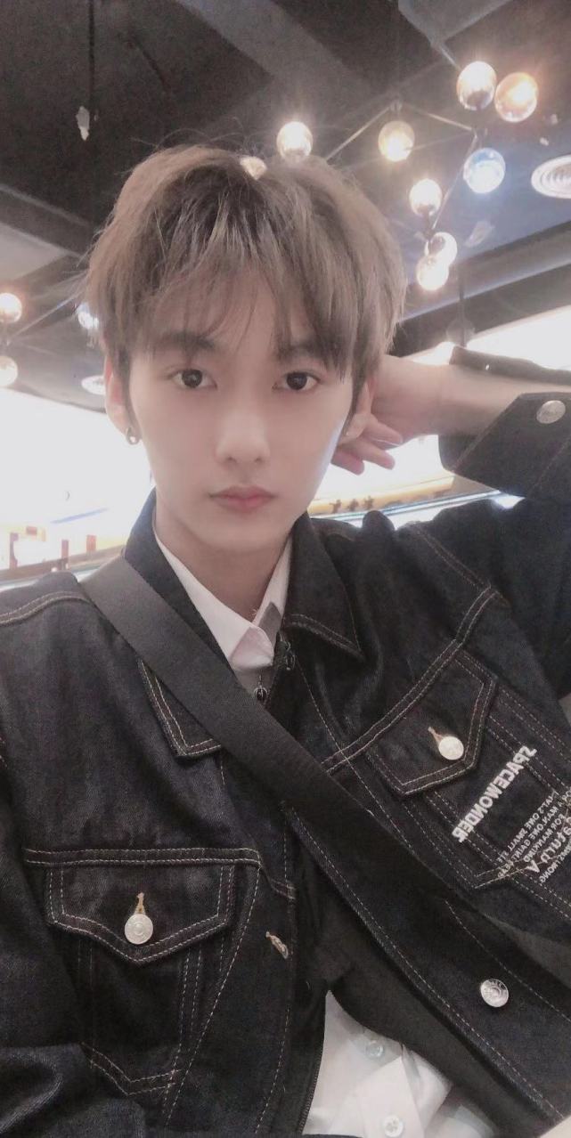 乐华前训练生黄智博违法被抓,网友扒出公司旗下艺人学历普遍偏低