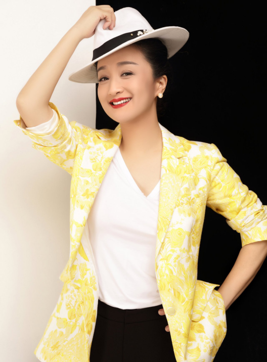 57岁老戏骨进军直播界抢饭碗杨昆秒变小萌新驻颜有术惹人羡慕