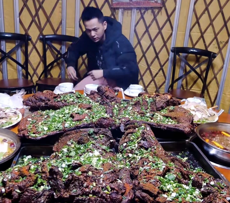 敬汉卿花万元吃烤全牛二百斤的牛烤了九个多小时看着都很过瘾