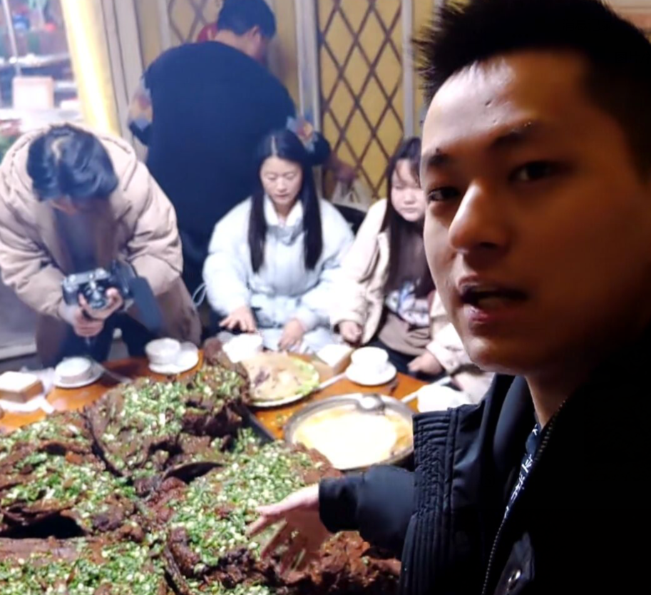 敬汉卿花万元吃烤全牛二百斤的牛烤了九个多小时看着都很过瘾