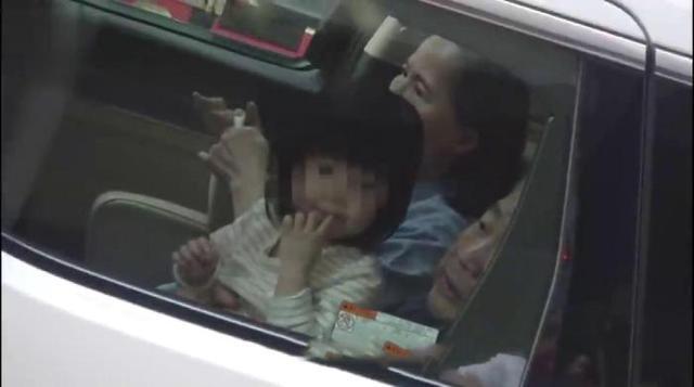 甘比晒二女一子曝光豪宅内景,三胎刚满两岁但