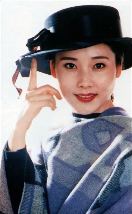 何赛飞:与异姓妹妹演10年夫妻,老师变成婆婆,嫁初恋32年无绯闻