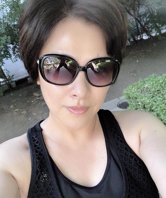 46岁苏瑾美貌引热议,曾靠《永不瞑目》走红,为爱息影今风光不再