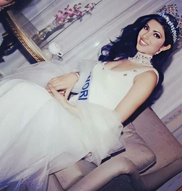 印度女星朴雅卡晒20年前世界小姐夺冠美照身穿白纱裙头顶桂冠