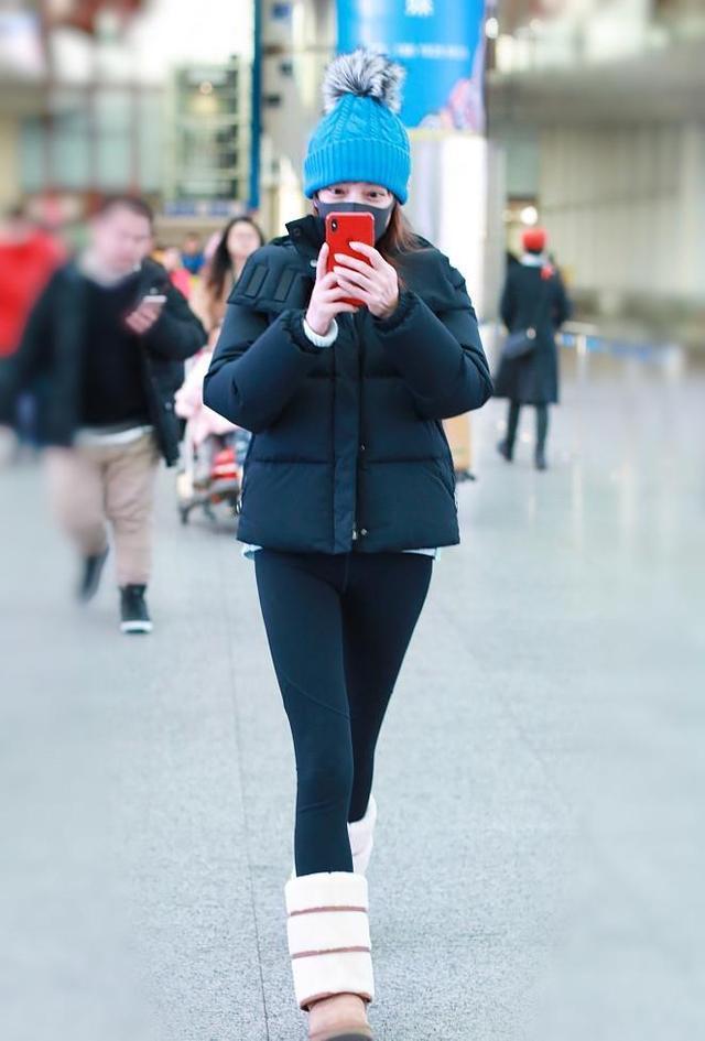 赵薇真够自信,这么紧的裤子都敢穿出门,意外显瘦,一般人穿不来