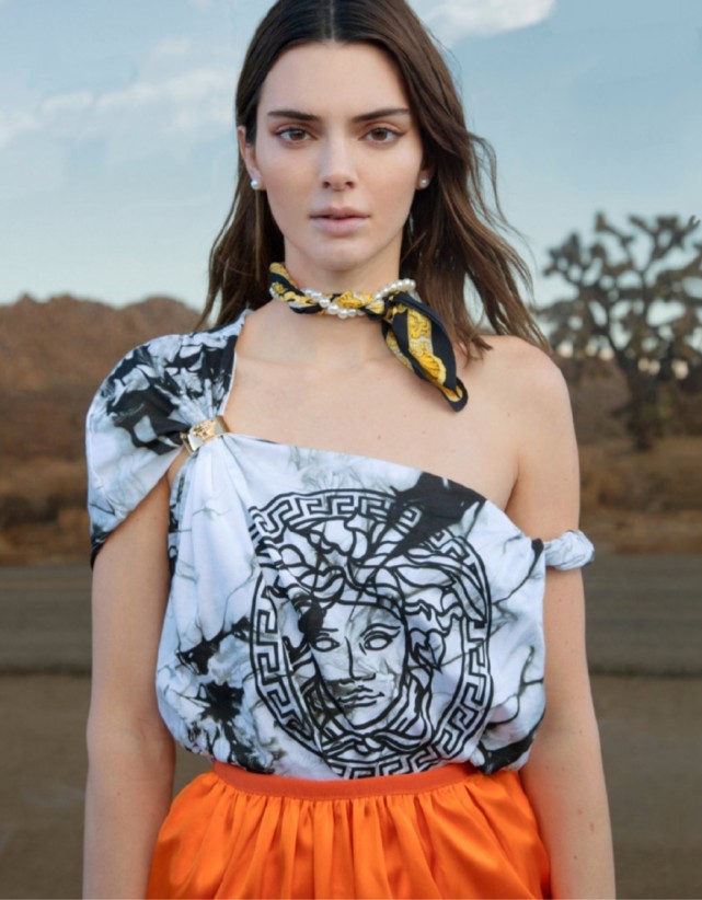 肯豆为美版vogue演绎风景大片,时尚的造型,展现出独特的美感