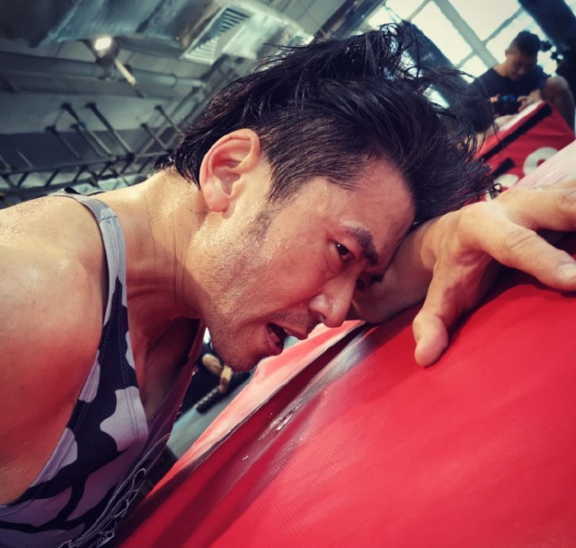 唐文龙健身累趴,50岁身材健硕似小伙,曾因奇怪理由与陈少霞分手