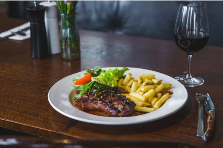 情人节生存指南25的英国单身女性给自己买礼物庆祝