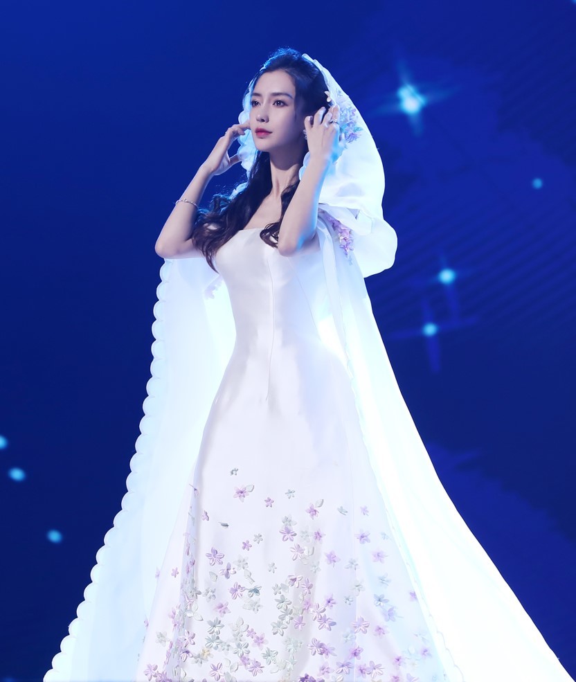 结婚5年后baby再次穿上婚纱,这一次终于相信黄晓明的眼光了